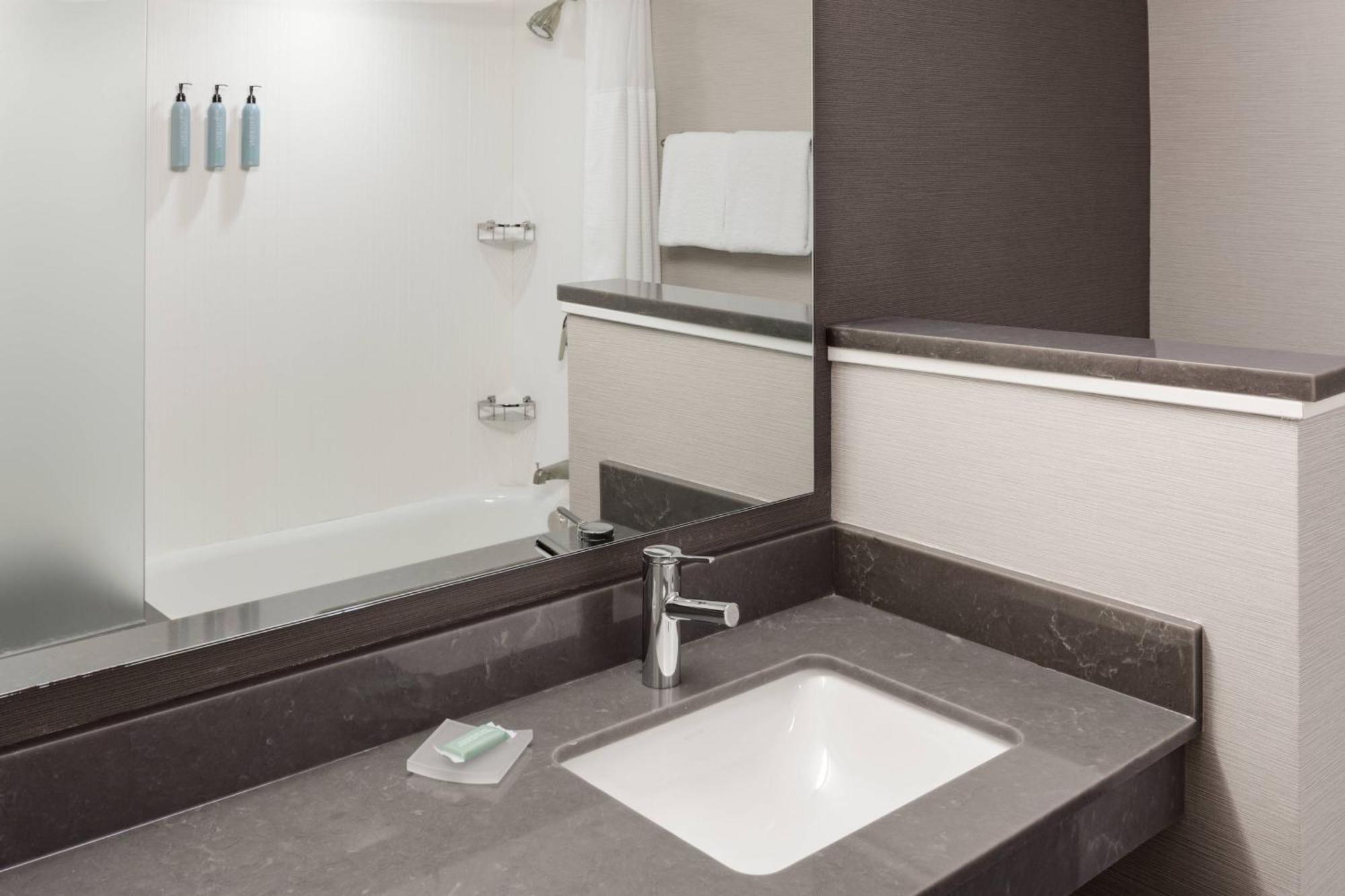 Courtyard Portland Airport Hotel South Portland Bagian luar foto