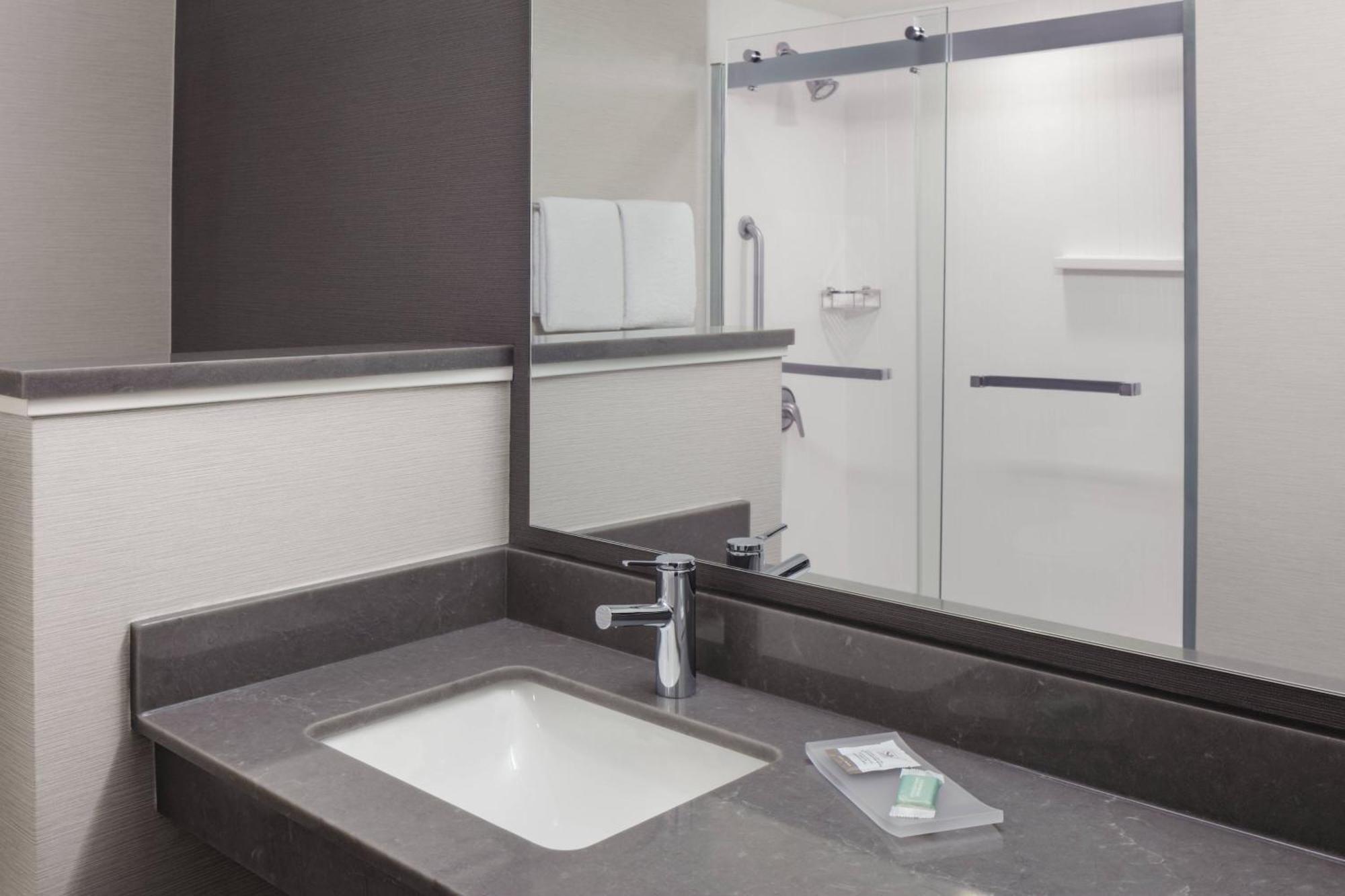 Courtyard Portland Airport Hotel South Portland Bagian luar foto